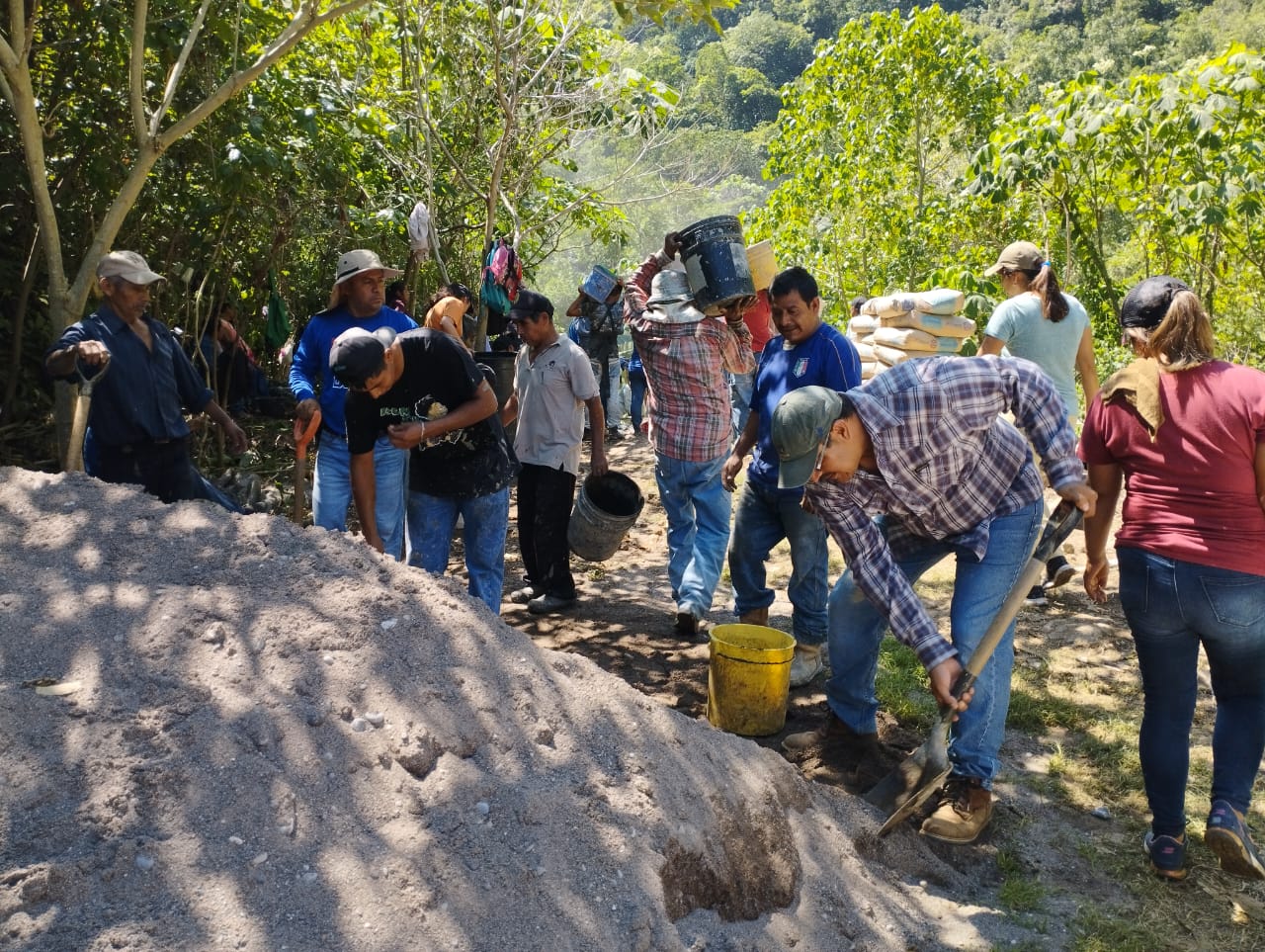Habitantes de la comunidad La Laja II se benefician con programa de rampa Habitantes de la comunidad La Laja II se benefician con programa de rampa