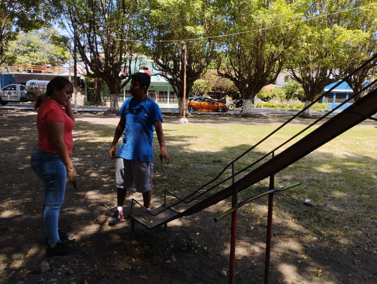 Personal del DIF municipal realiza rehabilitacion de juegos infantiles en Tamasopo y Agua Buena