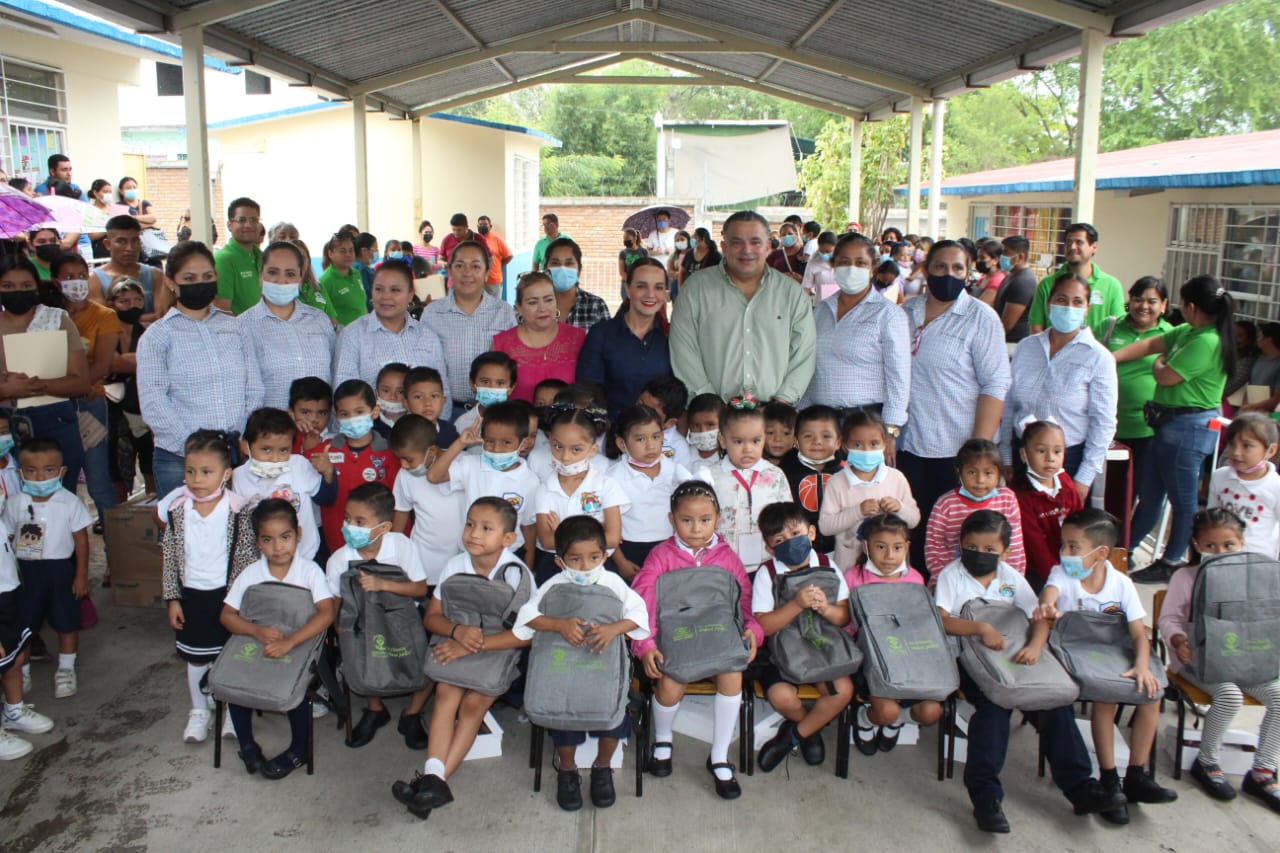 PRESIDENTE DAVID MEDINA INICIÓ ENTREGA DE APOYOS ESCOLARES PARA ALUMNOS DE PREESCOLAR PRESIDENTE DAVID MEDINA INICIÓ ENTREGA DE APOYOS ESCOLARES PARA ALUMNOS DE PREESCOLAR