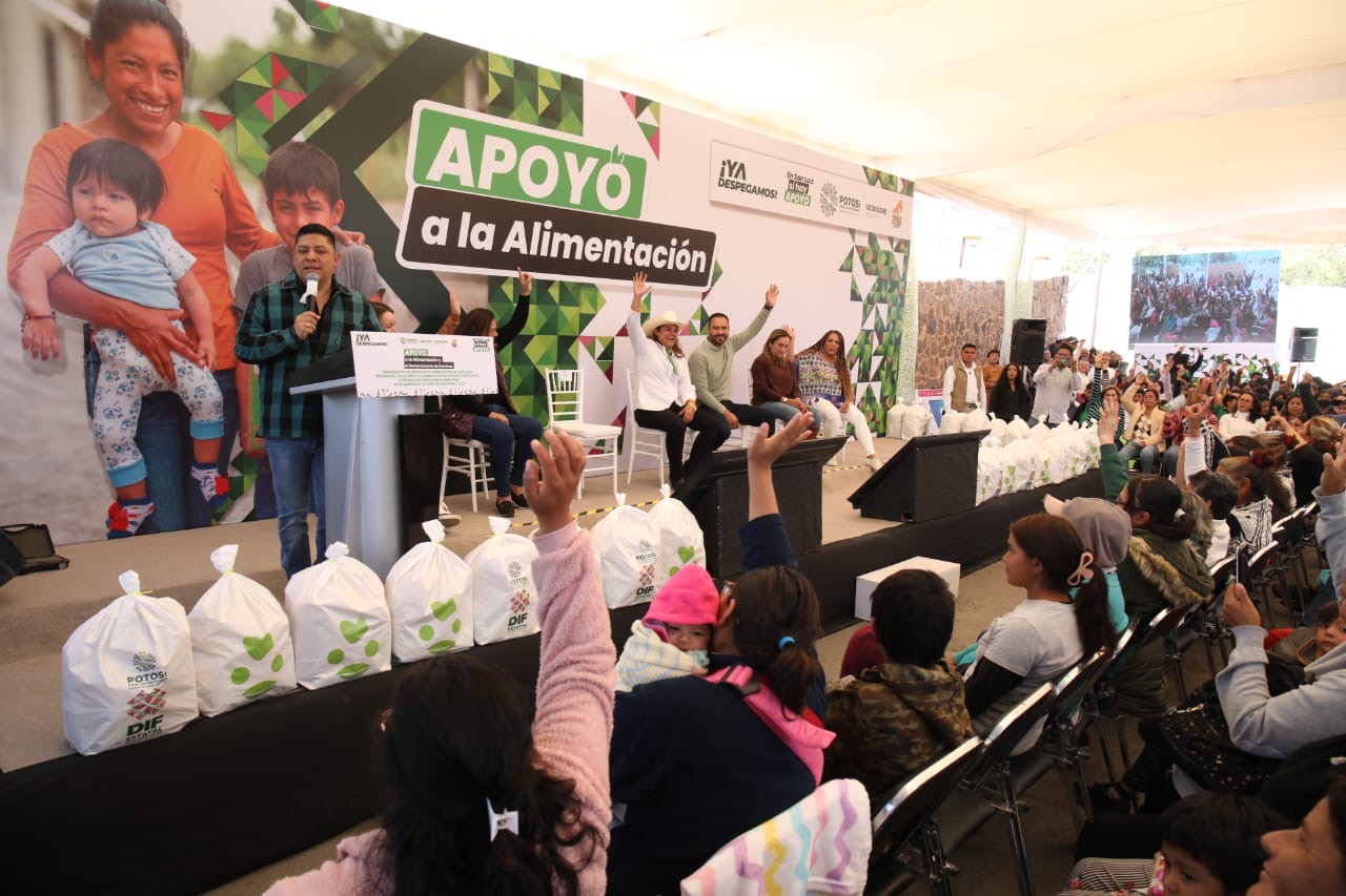 FAMILIAS AGRADECEN A RICARDO GALLARDO POR OBRAS Y APOYOS FAMILIAS AGRADECEN A RICARDO GALLARDO POR OBRAS Y APOYOS