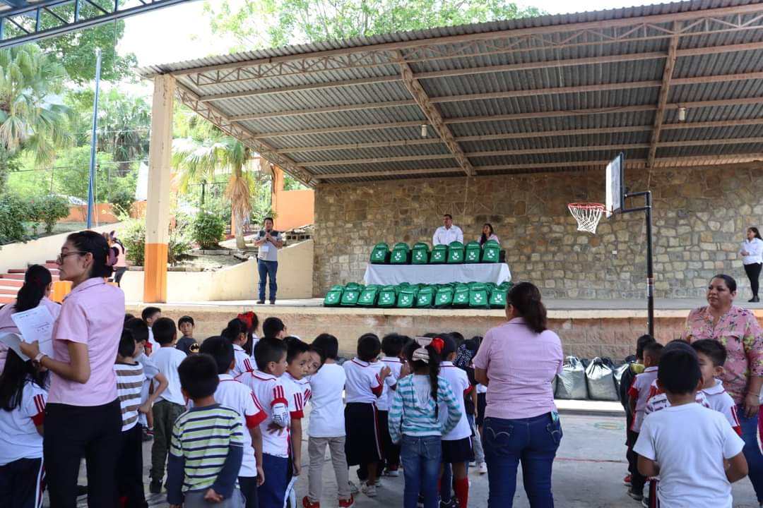 295 niños de la Escuela Primaria “Miguel Hidalgo” son beneficiados con programa de útiles escolares 295 niños de la Escuela Primaria “Miguel Hidalgo” son beneficiados con programa de útiles escolares
