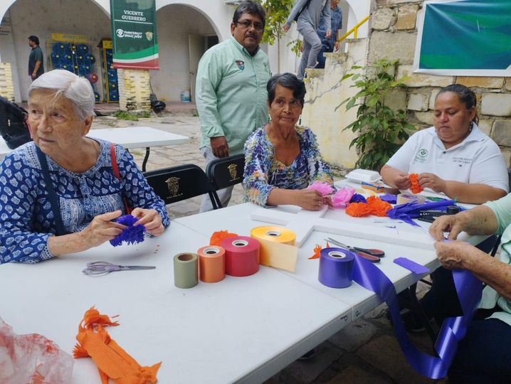 Comenzó taller de elaboración de coronas para adultos mayores Comenzó taller de elaboración de coronas para adultos mayores