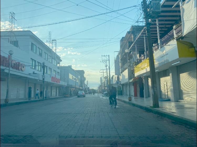 OBRAS PÚBLICAS REHABILITARÁ BANQUETAS Y RAMPAS DE LA CALLE HIDALGO