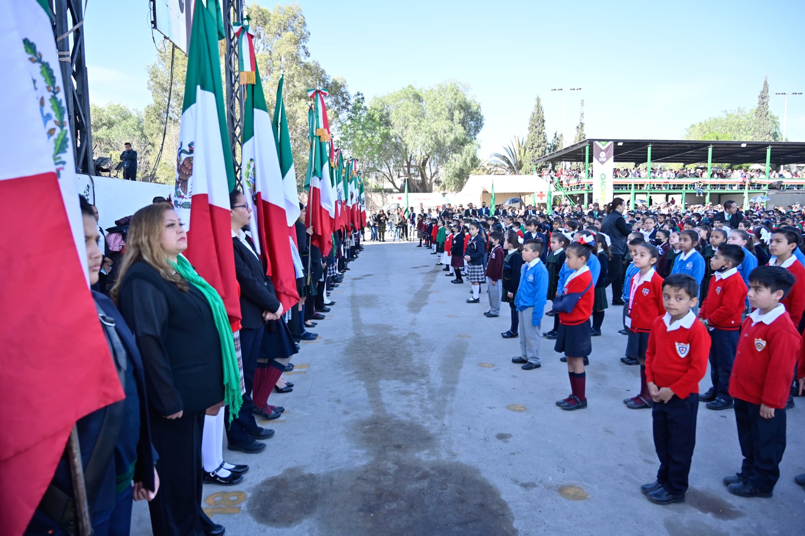 RICARDO GALLARDO TOMA JURAMENTO A LA BANDERA A ESTUDIANTES DE PRIMARIA RICARDO GALLARDO TOMA JURAMENTO A LA BANDERA A ESTUDIANTES DE PRIMARIA