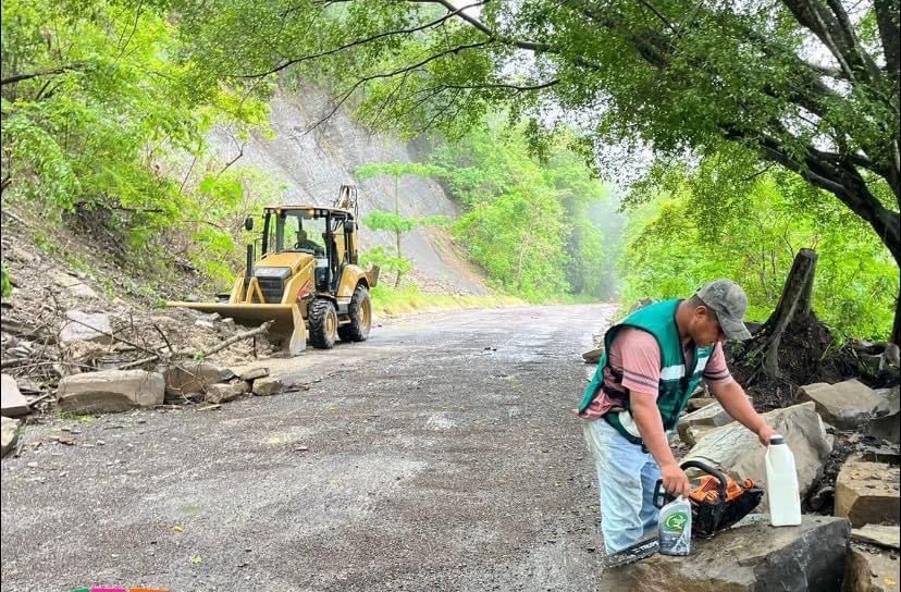 Derrumbes en el tramo de Tancanhuitz – Xolol fueron atendidos inmediatamente