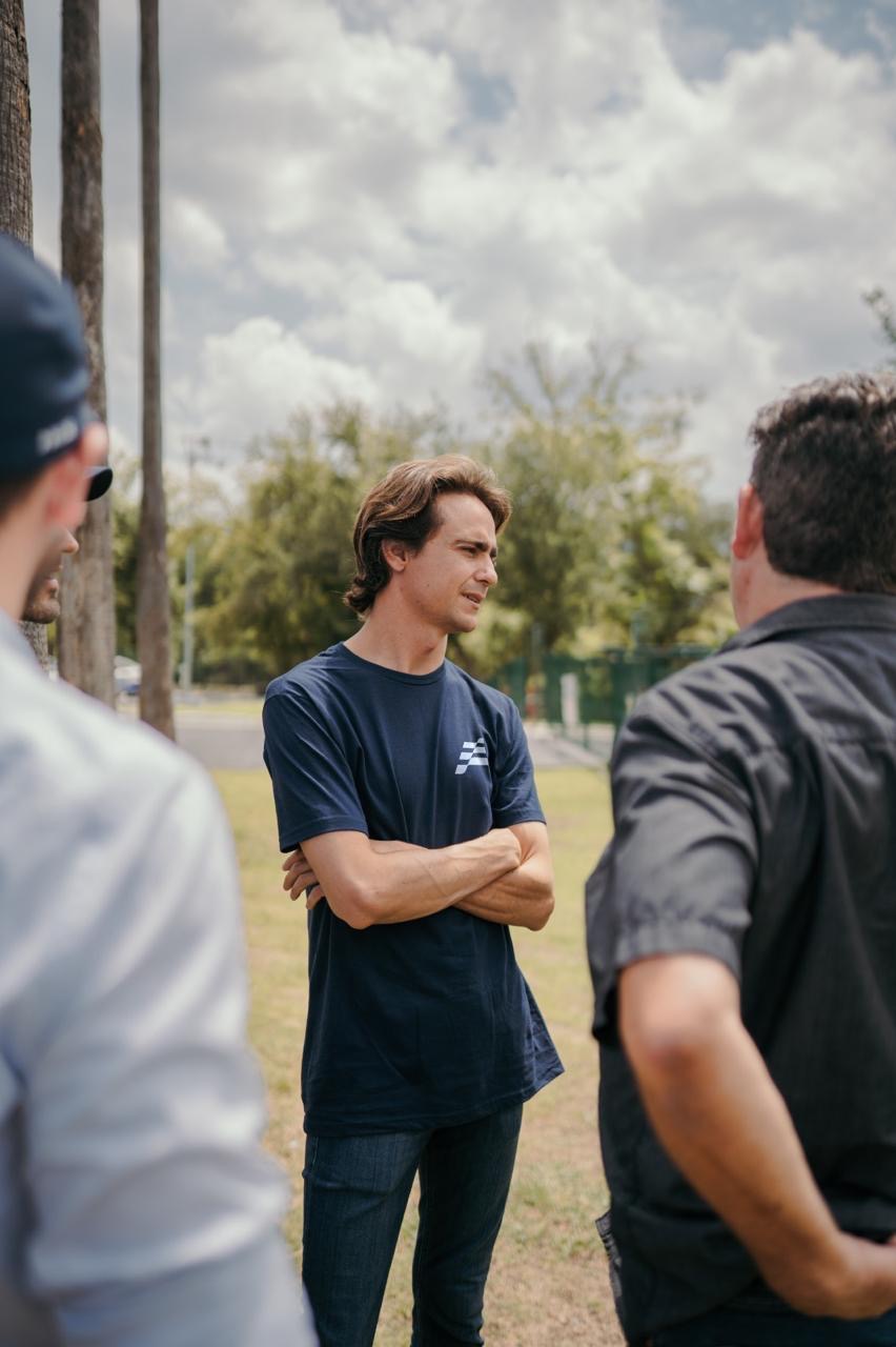 Esteban Gutiérrez revitaliza la experiencia de los fanáticos del automovilismo con DRIVER 1