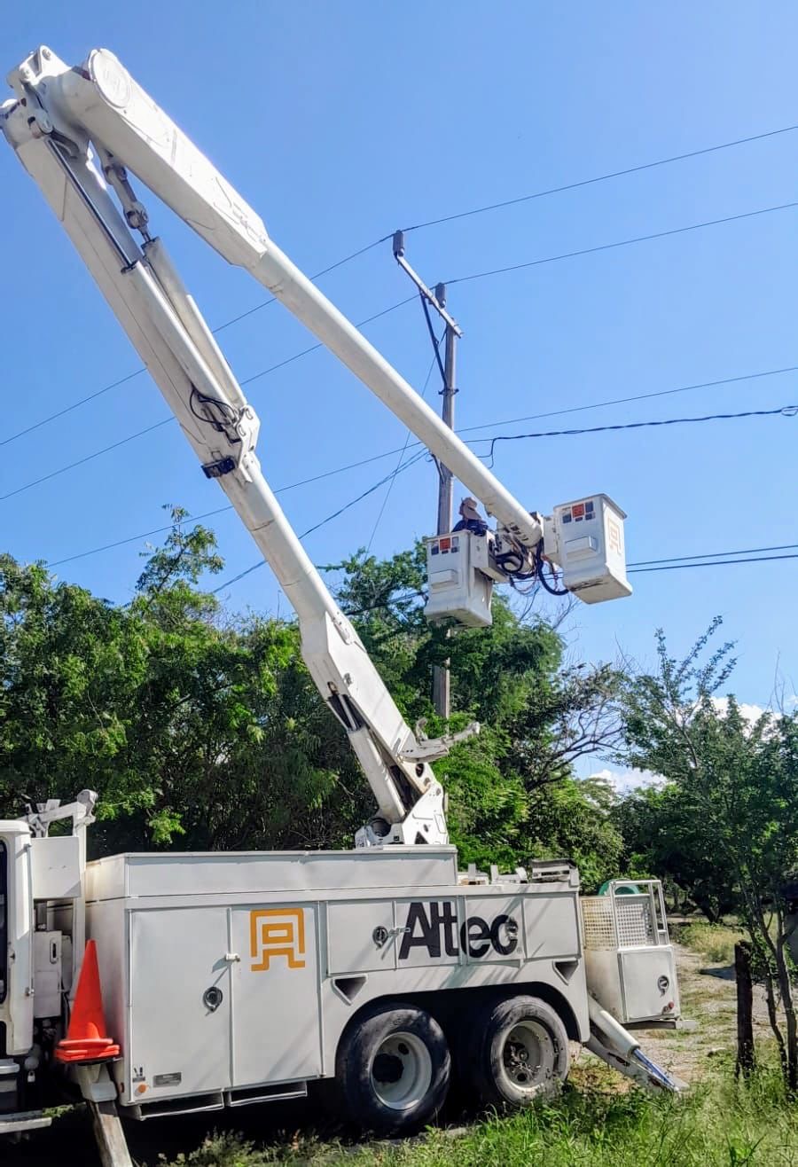 Servicios Municipales realiza mantenimiento al alumbrado público en el Ejido Buenavista