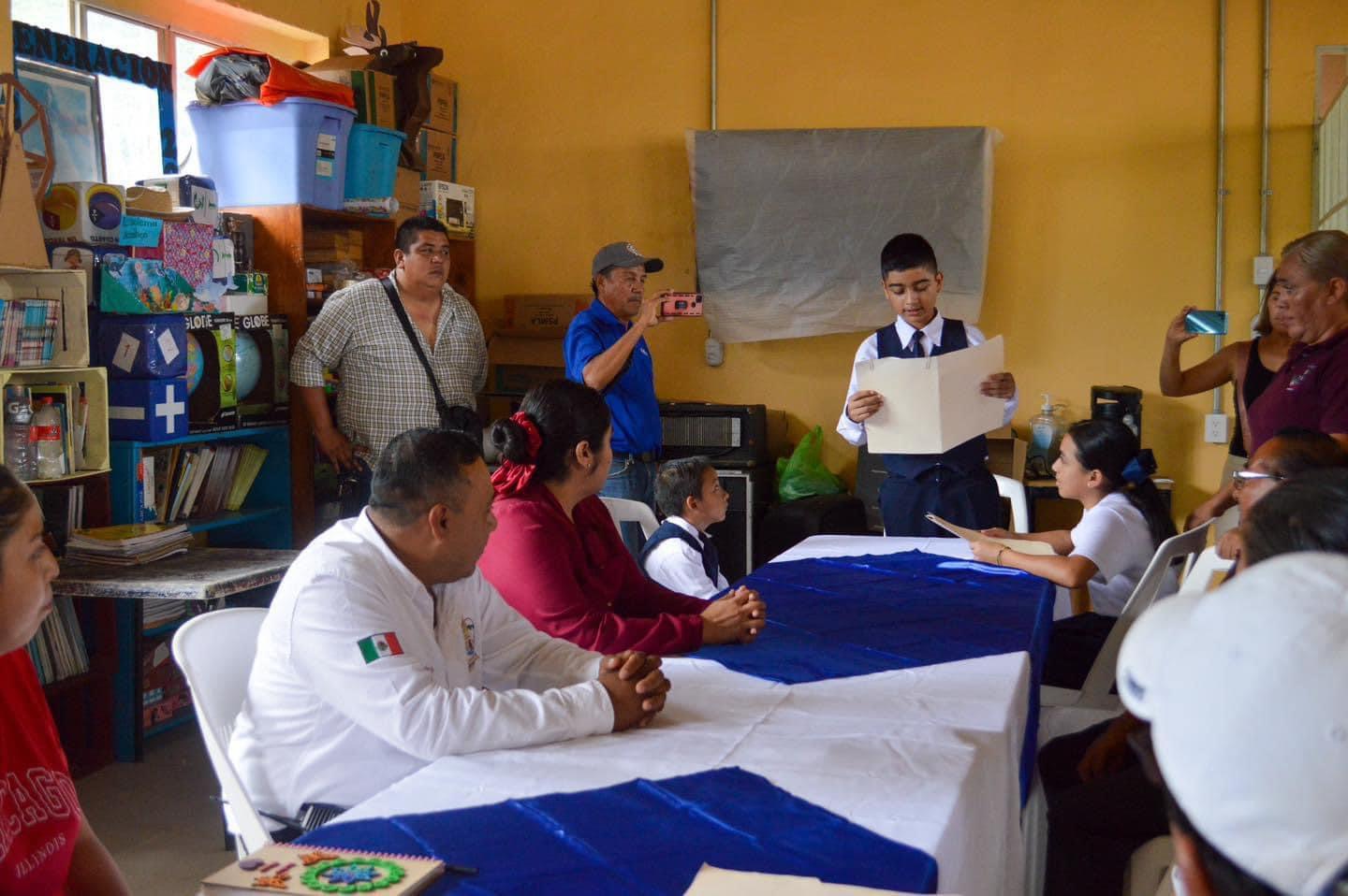 Alcalde Ramón Martínez visita escuelas para fortalecer la educación