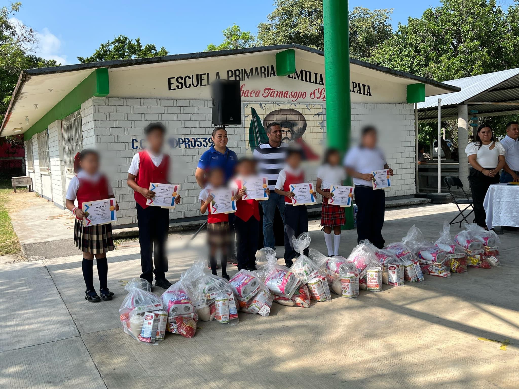 Presidente Municipal entrega apoyos de estímulos a la educación en Primaria Emiliano Zapata