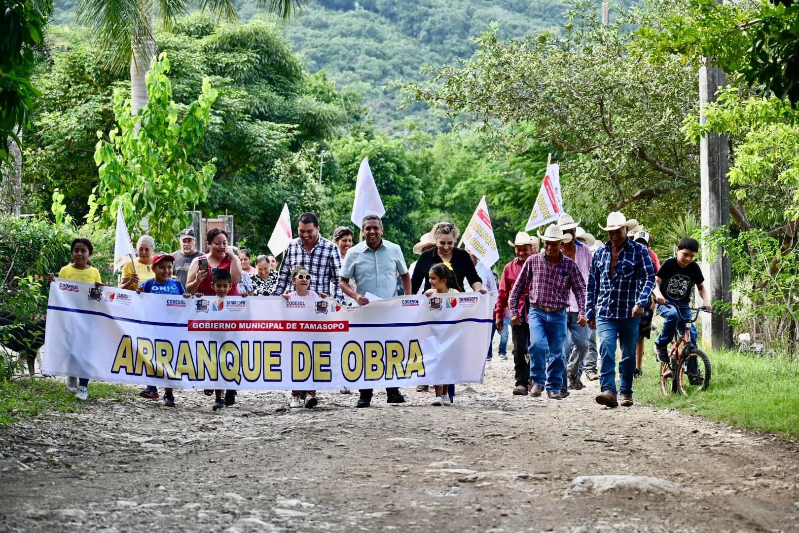 Presidente Municipal inicia obra en Santa María Tampalatín