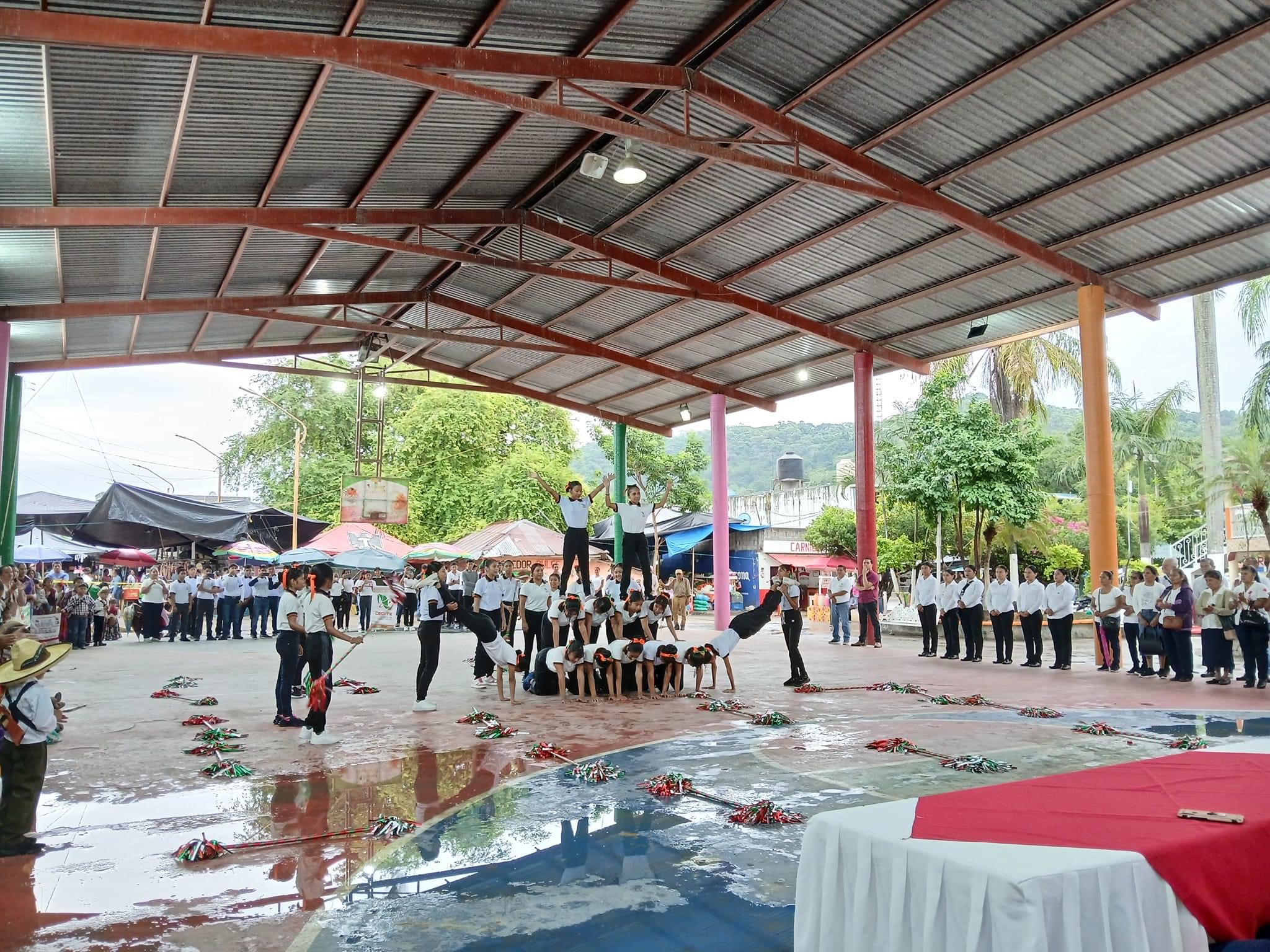 SE REALIZA DESFILE EN CONMEMORACIÓN A LA REVOLUCIÓN MEXICANA