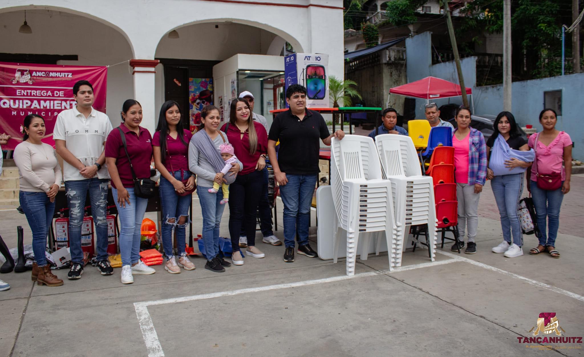 Presidente Municipal entrega herramientas e insumos a Escuela Inicial, Obras Públicas y PC