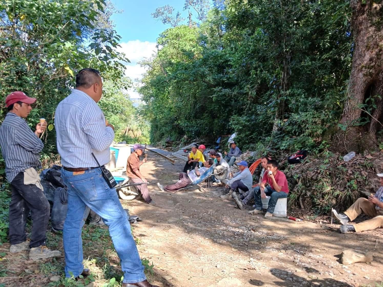 El Prof. Ramón Martínez Avitud supervisa la construcción del camino en Tanzumadz