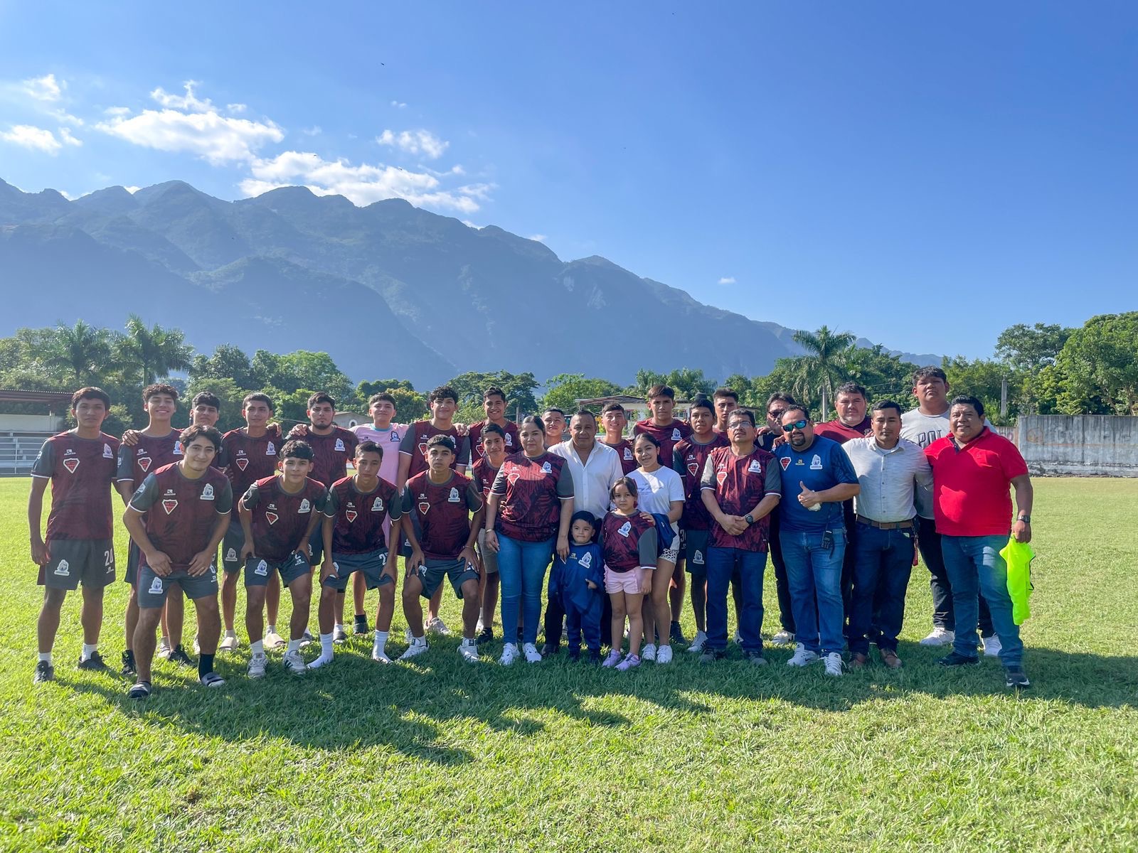 ENTREGA DE UNIFORMES AL EQUIPO DE TERCERA DIVISIÓN