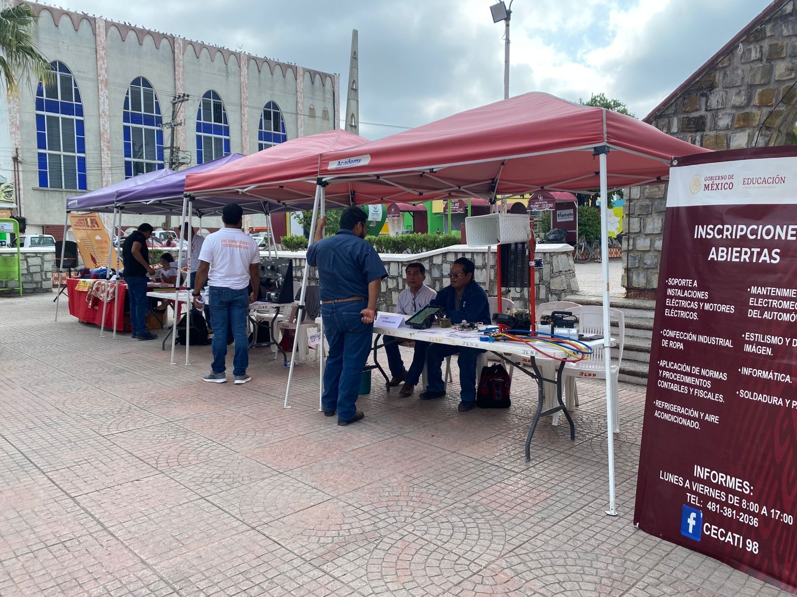 CECATI 98 realiza Jornada Nacional de Emprendimiento en la plaza principal