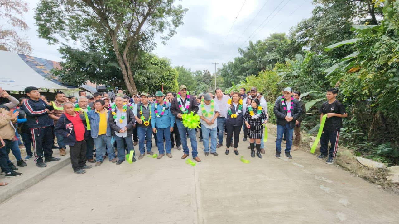 Temo Balderas entrega diversos apoyos en el Barrio Altzabac en Tancuime