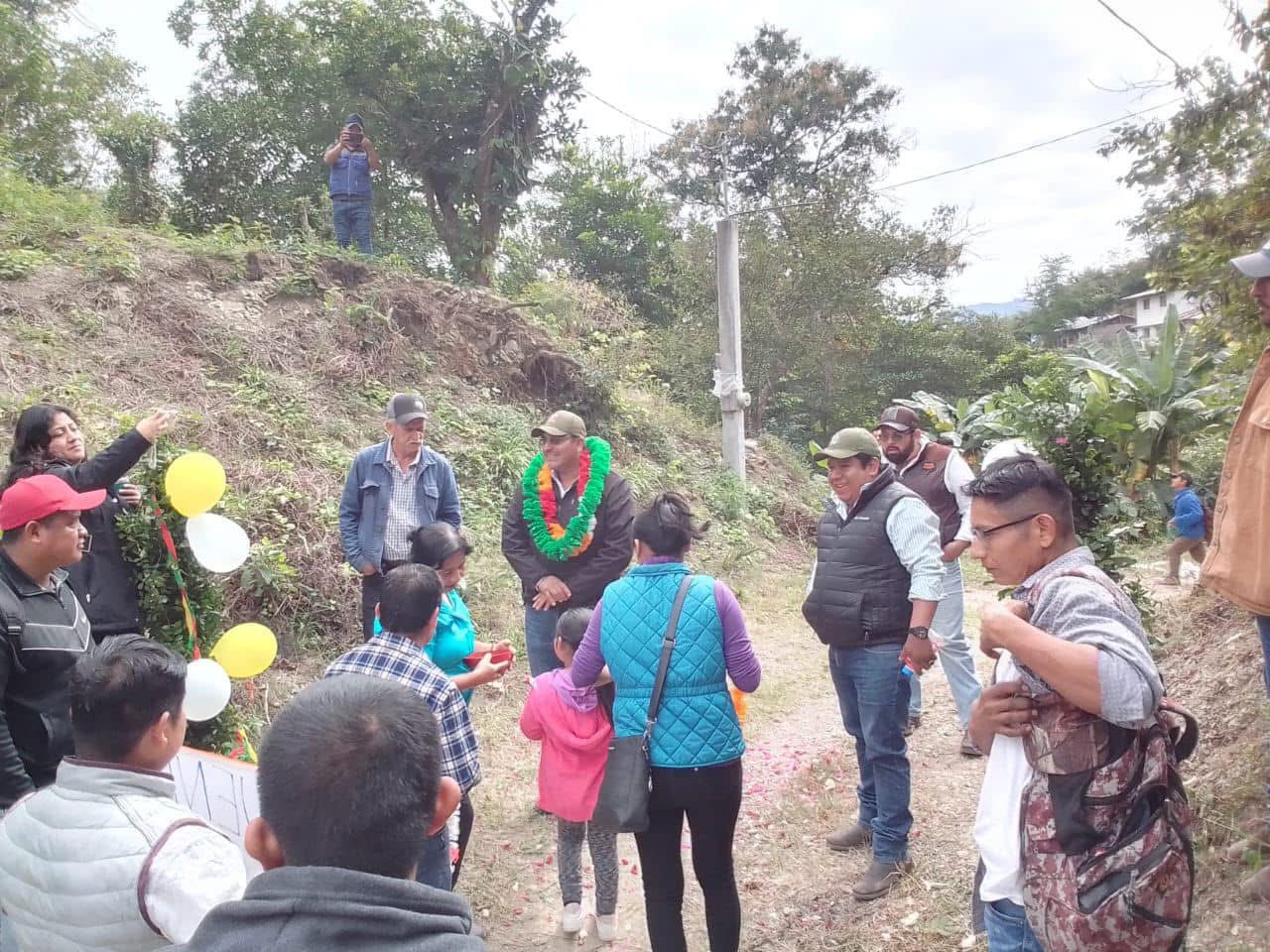 Presidente Municipal supervisa alumbrado público en El Mamey anexo de Tancuime