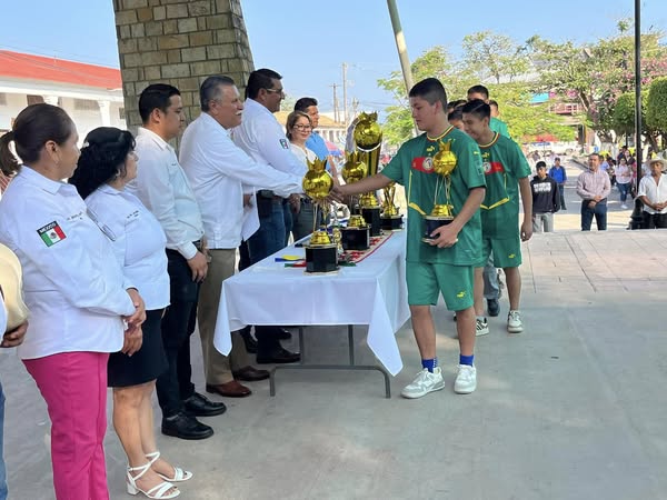 AYUNTAMIENTO ENTREGA TROFEOS A ESTUDIANTES DE TELESECUNDARIA