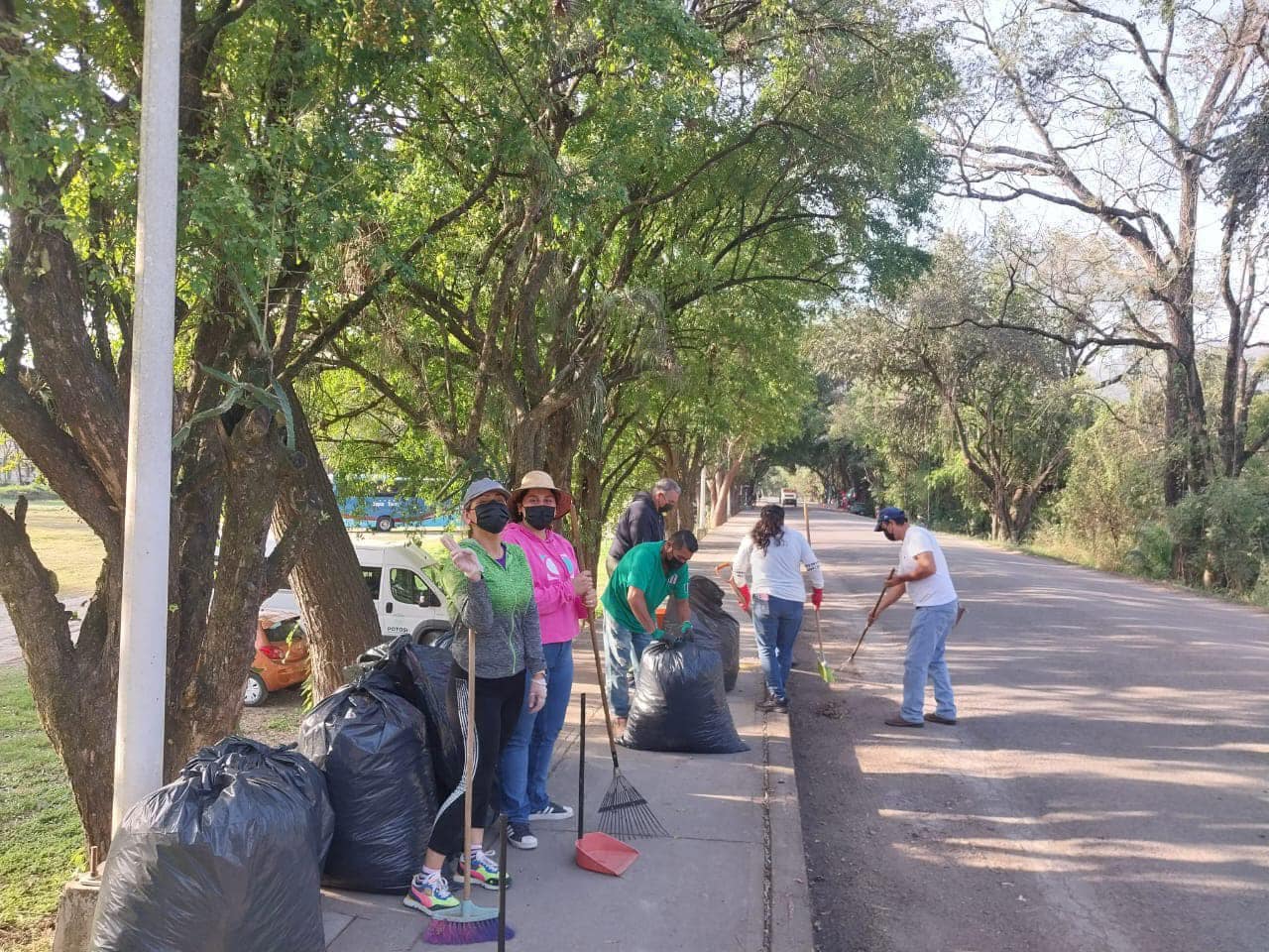 Empleados municipales realizan jornada de limpieza en espacios públicos