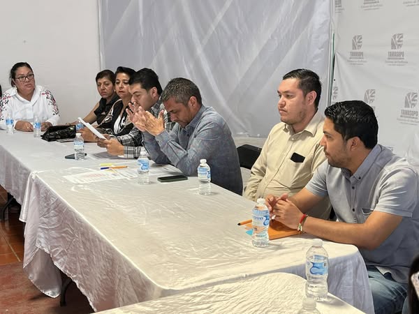 Consejeros entregan solicitudes de obras al presidente Mauricio Andrade Consejeros entregan solicitudes de obras al presidente Mauricio Andrade