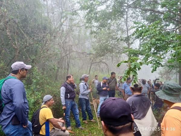 VOLUNTARIOS Y EL GOBIERNO MUNCIPAL CONTINUAN LABORES PARA SOFOCAR INCENDIO EN LA ZONA TAMPAXAL VOLUNTARIOS Y EL GOBIERNO MUNCIPAL CONTINUAN LABORES PARA SOFOCAR INCENDIO EN LA ZONA TAMPAXAL
