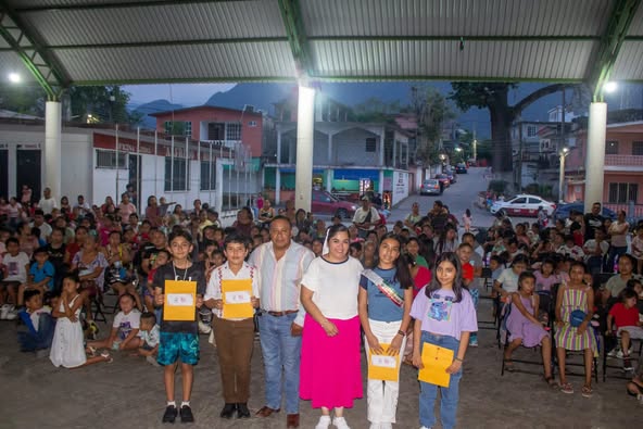 Ayuntamiento lleva alegría a los niños de la delegación de Huichihuayán Ayuntamiento lleva alegría a los niños de la delegación de Huichihuayán