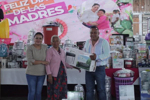 Ayuntamiento Celebra el Día de las Madres en la Delegación de Huichihuayán Ayuntamiento Celebra el Día de las Madres en la Delegación de Huichihuayán