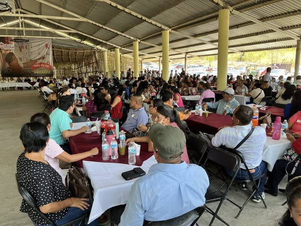 Ayuntamiento reconoce a los Maestros con un emotivo festejo por el “Dia del Maestro”
