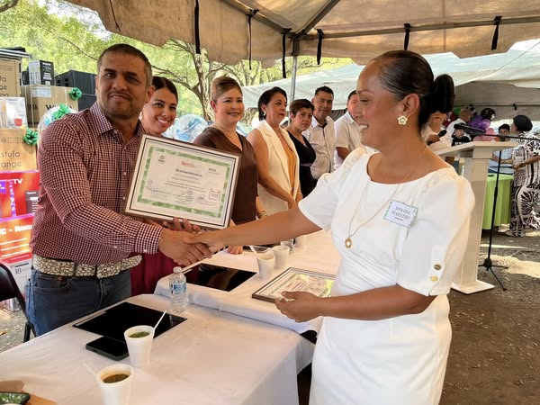 Presidente Municipal celebra a los maestros con emotivo convivio y grandes obsequios Presidente Municipal celebra a los maestros con emotivo convivio y grandes obsequios