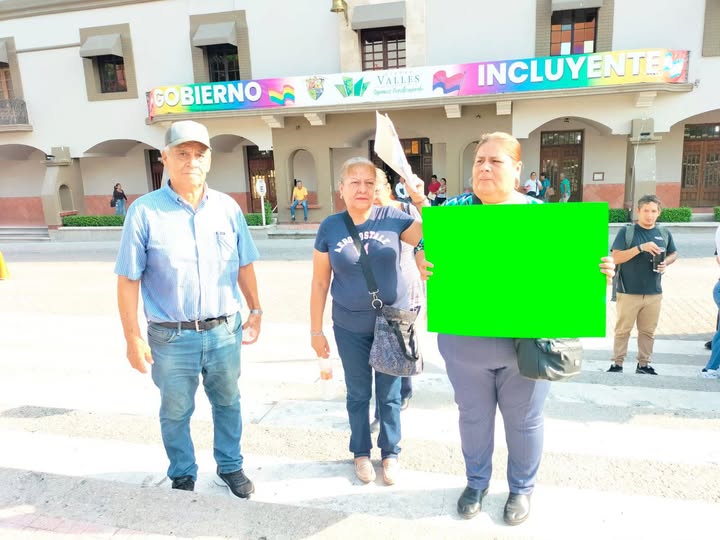 Habitantes de la García Téllez se manifiestan por obra inconclusa de drenaje frente a escuelas Habitantes de la García Téllez se manifiestan por obra inconclusa de drenaje frente a escuelas