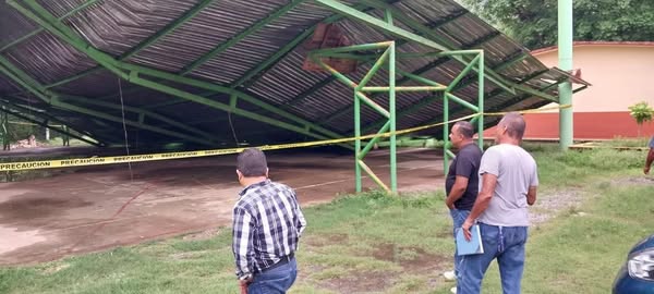 Presidente Municipal y Protección Civil realizan inspección en techado de cancha en Cruz Blanca
