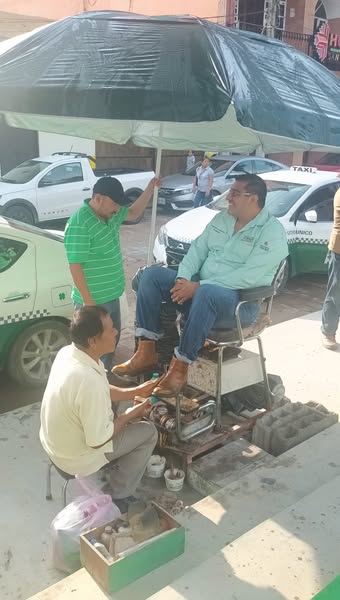 Temo Balderas apoya a boleros con nuevas sombrillas en la plaza principal