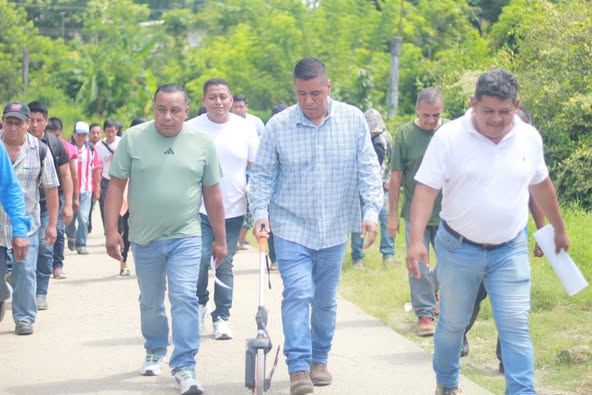 Presidente Municipal recorre tramo proyectado para próxima pavimentación en Tandzumadz