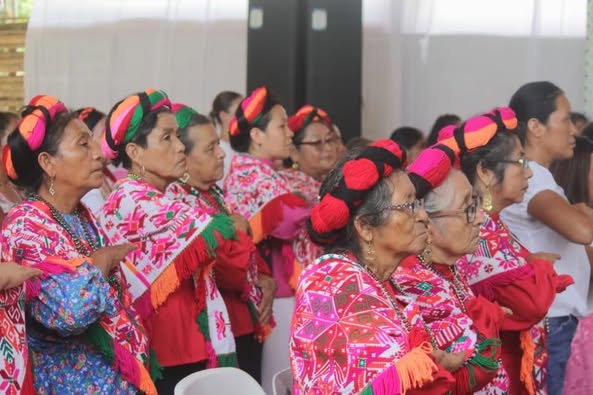 Grupo “Edad de Oro” del INAPAM participa en emotivo evento por el Día de la Mujer Indígena en el Municipio de Coxcatlán