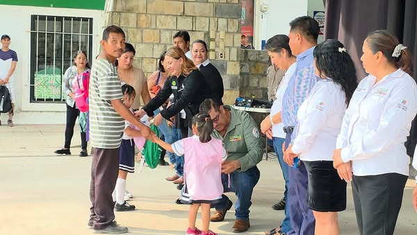 ENTREGA DE ÚTILES ESCOLARES A ALUMNOS DE LA SECUNDARÍA JESÚS ROMERO FLORES Y JARDIN DE NIÑOS SOR JUANA INES DE LA CRUZ