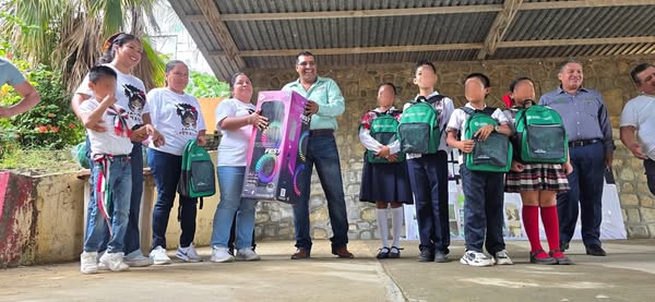 Cuahutemoc Balderas entrega apoyos a instituciones educativas de nivel básico en la cabecera municipal