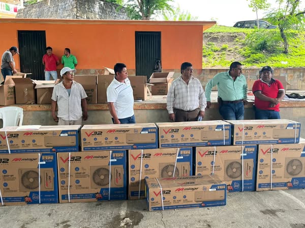 Presidente Municipal entrega aires acondicionados y útiles escolares en Tancuime