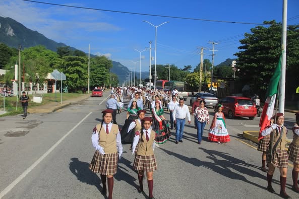 Ayuntamiento realiza desfile cívico en Huichihuayán por el Día de la Independencia de México