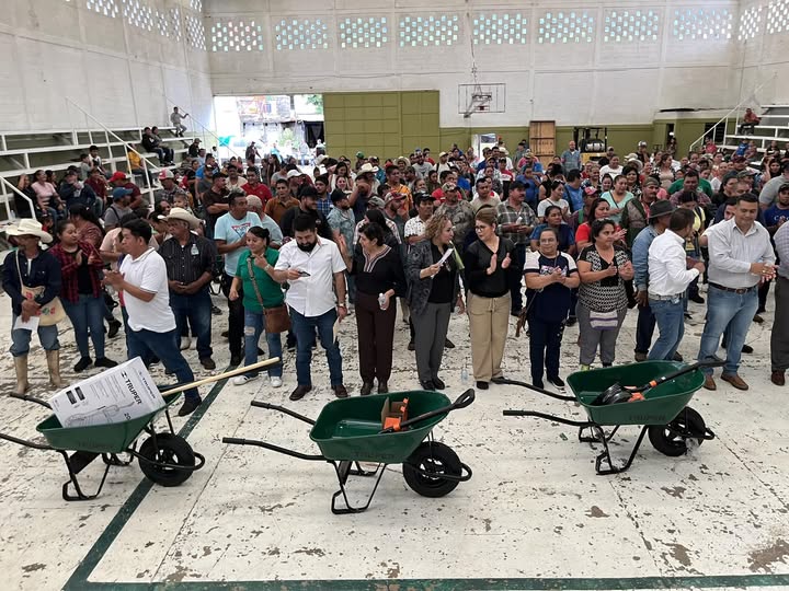 Entrega de herramientas a albañiles y agricultores responde a solicitudes ciudadanas Entrega de herramientas a albañiles y agricultores responde a solicitudes ciudadanas