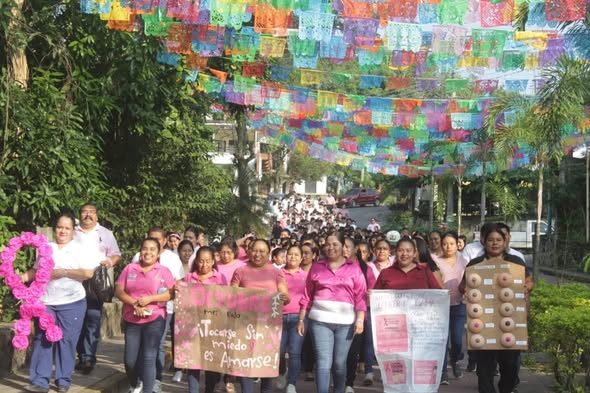 Huehuetlán se viste de rosa en apoyo a la lucha contra el cáncer de mama