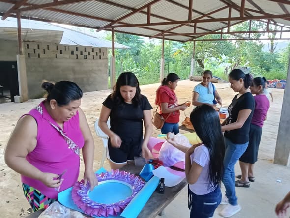 Biblioteca e Inapam realizan talleres de elaboración de coronas con motivo de Día de Muertos Biblioteca e Inapam realizan talleres de elaboración de coronas con motivo de Día de Muertos