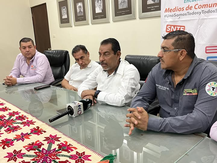 Mesa de trabajo entre el Secretario de la Sección 26 del SNTE y el Presidente Municipal Cuauhtémoc Balderas Yáñez Mesa de trabajo entre el Secretario de la Sección 26 del SNTE y el Presidente Municipal Cuauhtémoc Balderas Yáñez