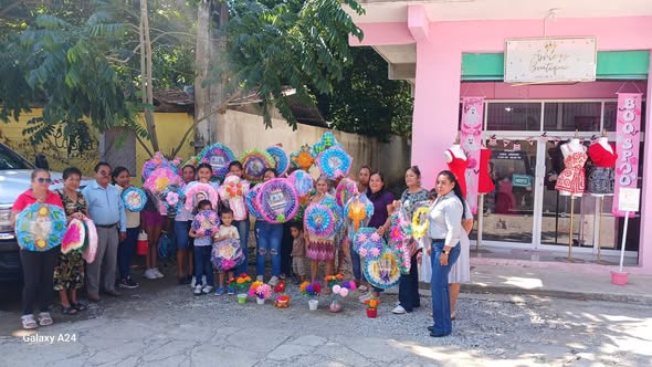 Clausuran  Taller de Coronas y Flores con motivo de Xantolo Clausuran  Taller de Coronas y Flores con motivo de Xantolo