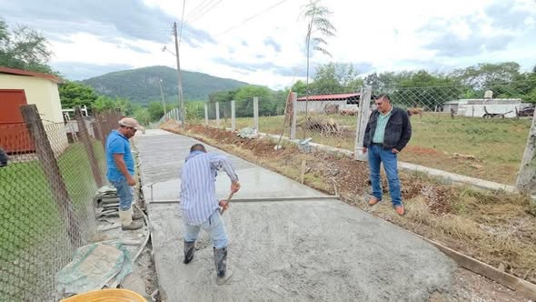 Alcalde supervisan avance de obra en la localidad de La Morena Alcalde supervisan avance de obra en la localidad de La Morena