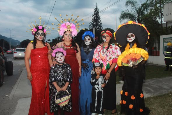 Huehuetlán y Huichihuayán dan inicio a las festividades de Xantolo 2025