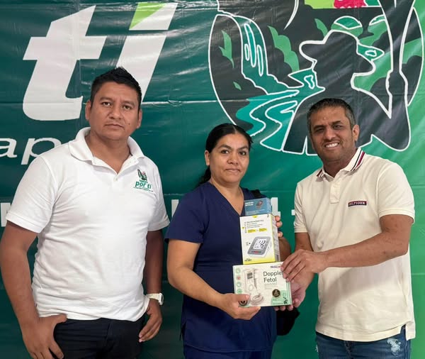 Edil Municipal entrega de diversos aparatos médicos a Partera tradicional de Agua Buena