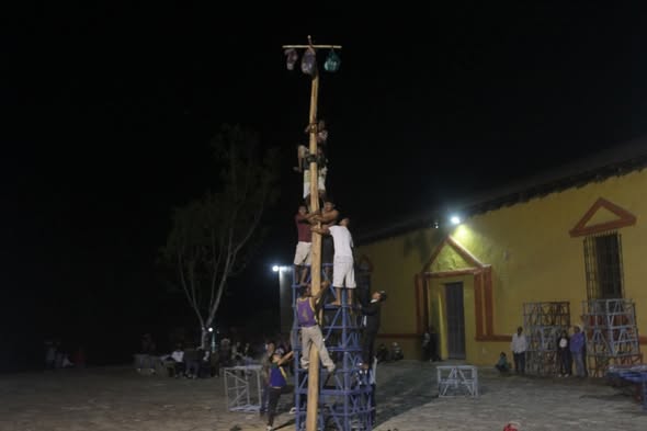 Tradicional Palo Encebado y evento cultural fortalecen la convivencia en Huehuetlán