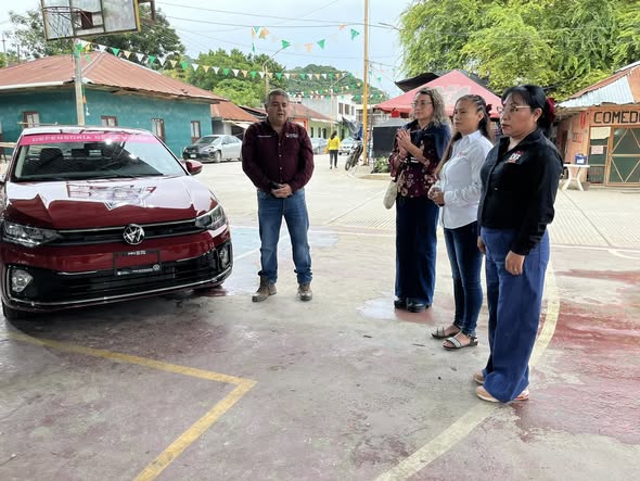 Presidente municipal entrega de unidad al Departamento de Defensoras de la Mujer en Tanlajás