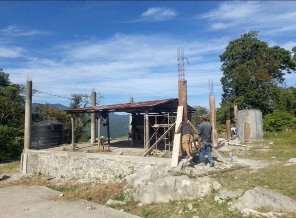 Temo Balderas supervisa la construcción de espacio de usos múltiples en Manja, Tamápatz