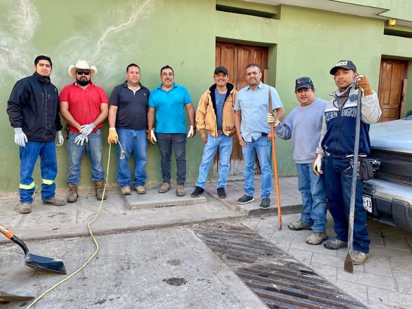 Realizan desazolve de alcantarillas en el centro del municipio Realizan desazolve de alcantarillas en el centro del municipio